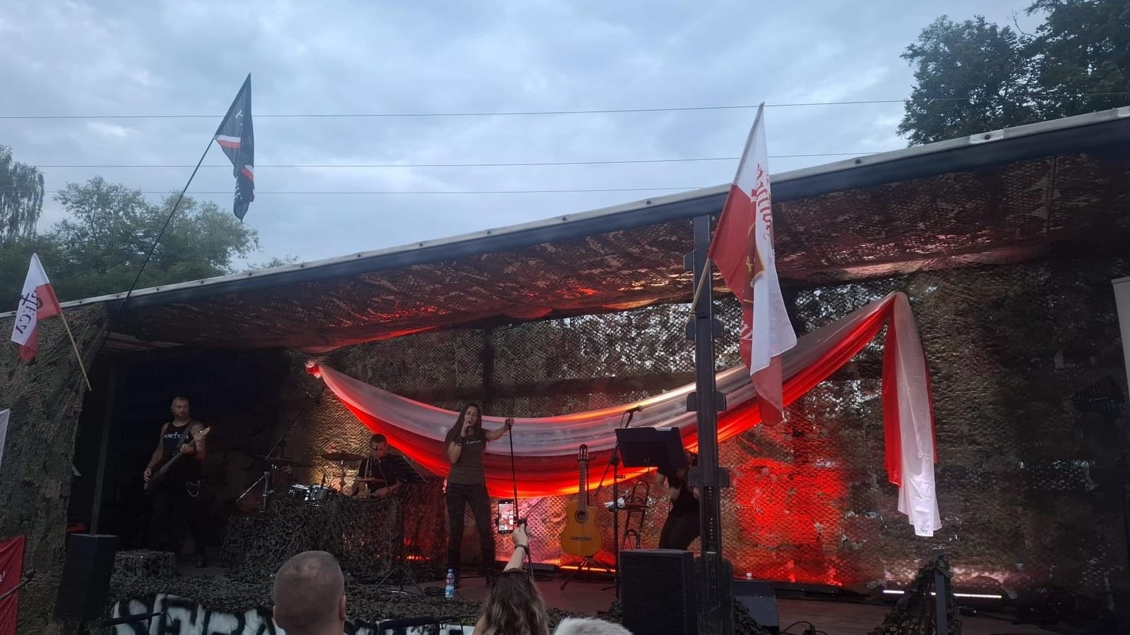 Scena podczas pikniku historyczno-militarnego